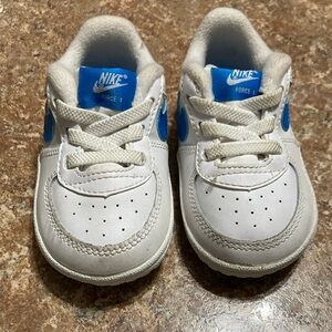 NIKE Baby White and Blue Swoosh FORCE 1 Sneakers. Size 4C